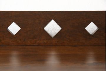 本箱を綺麗に再生!高品質リペアを施し、ガラスの破損部分はクリアガラスに交換。取っ手を交換して、本体の色味に合わせて仕上げ。