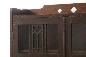 本箱を綺麗に再生!高品質リペアを施し、ガラスの破損部分はクリアガラスに交換。取っ手を交換して、本体の色味に合わせて仕上げ。