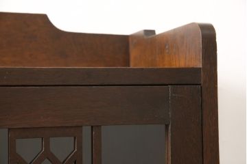 本箱を綺麗に再生!高品質リペアを施し、ガラスの破損部分はクリアガラスに交換。取っ手を交換して、本体の色味に合わせて仕上げ。