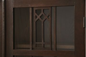 本箱を綺麗に再生!高品質リペアを施し、ガラスの破損部分はクリアガラスに交換。取っ手を交換して、本体の色味に合わせて仕上げ。