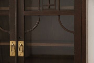 本箱を綺麗に再生!高品質リペアを施し、ガラスの破損部分はクリアガラスに交換。取っ手を交換して、本体の色味に合わせて仕上げ。