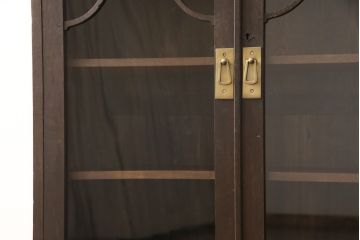 本箱を綺麗に再生!高品質リペアを施し、ガラスの破損部分はクリアガラスに交換。取っ手を交換して、本体の色味に合わせて仕上げ。