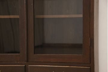 本箱を綺麗に再生!高品質リペアを施し、ガラスの破損部分はクリアガラスに交換。取っ手を交換して、本体の色味に合わせて仕上げ。