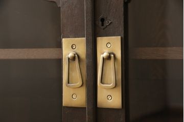 本箱を綺麗に再生!高品質リペアを施し、ガラスの破損部分はクリアガラスに交換。取っ手を交換して、本体の色味に合わせて仕上げ。