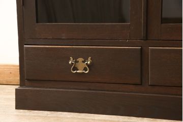 本箱を綺麗に再生!高品質リペアを施し、ガラスの破損部分はクリアガラスに交換。取っ手を交換して、本体の色味に合わせて仕上げ。