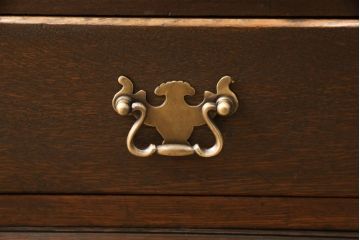 本箱を綺麗に再生!高品質リペアを施し、ガラスの破損部分はクリアガラスに交換。取っ手を交換して、本体の色味に合わせて仕上げ。