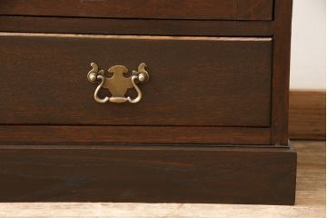 本箱を綺麗に再生!高品質リペアを施し、ガラスの破損部分はクリアガラスに交換。取っ手を交換して、本体の色味に合わせて仕上げ。