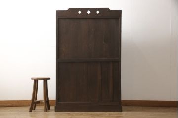 本箱を綺麗に再生!高品質リペアを施し、ガラスの破損部分はクリアガラスに交換。取っ手を交換して、本体の色味に合わせて仕上げ。