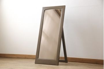 ワードローブの扉をスタンドミラーにリメイク!鏡付きの扉にスタンドを設置。