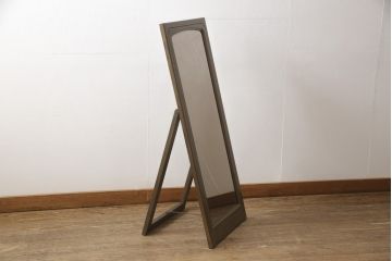 ワードローブの扉をスタンドミラーにリメイク!鏡付きの扉にスタンドを設置。