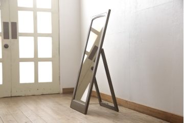 ワードローブの扉をスタンドミラーにリメイク!鏡付きの扉にスタンドを設置。