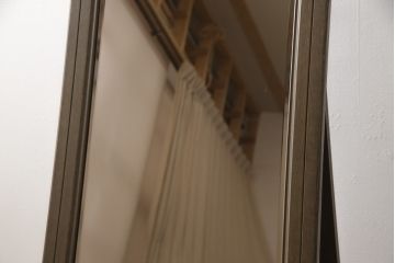 ワードローブの扉をスタンドミラーにリメイク!鏡付きの扉にスタンドを設置。