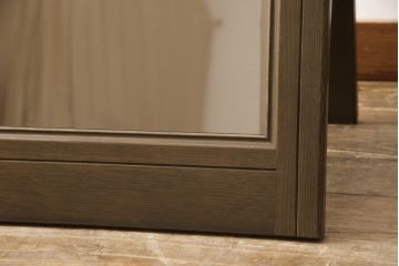 ワードローブの扉をスタンドミラーにリメイク!鏡付きの扉にスタンドを設置。