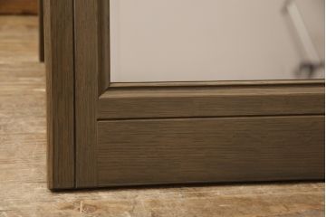 ワードローブの扉をスタンドミラーにリメイク!鏡付きの扉にスタンドを設置。