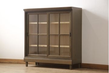 チェストをキャビネットにリメイク!開き戸をガラス入りの引き戸に交換。内部に可動式の棚板を設置。