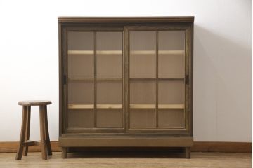 チェストをキャビネットにリメイク!開き戸をガラス入りの引き戸に交換。内部に可動式の棚板を設置。