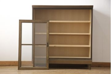 チェストをキャビネットにリメイク!開き戸をガラス入りの引き戸に交換。内部に可動式の棚板を設置。