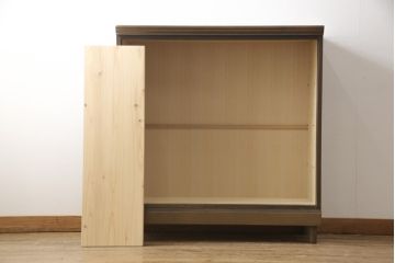 チェストをキャビネットにリメイク!開き戸をガラス入りの引き戸に交換。内部に可動式の棚板を設置。