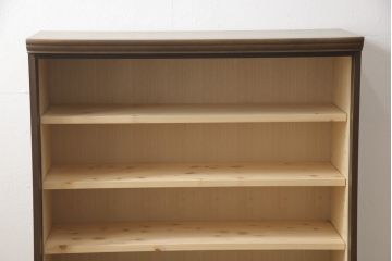 チェストをキャビネットにリメイク!開き戸をガラス入りの引き戸に交換。内部に可動式の棚板を設置。