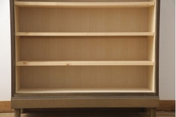 チェストをキャビネットにリメイク!開き戸をガラス入りの引き戸に交換。内部に可動式の棚板を設置。