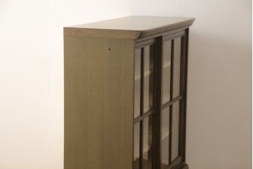 チェストをキャビネットにリメイク!開き戸をガラス入りの引き戸に交換。内部に可動式の棚板を設置。