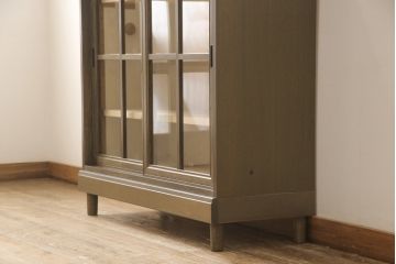 チェストをキャビネットにリメイク!開き戸をガラス入りの引き戸に交換。内部に可動式の棚板を設置。