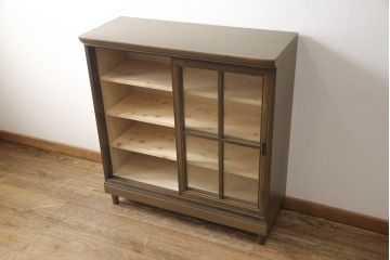 チェストをキャビネットにリメイク!開き戸をガラス入りの引き戸に交換。内部に可動式の棚板を設置。