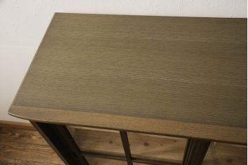 チェストをキャビネットにリメイク!開き戸をガラス入りの引き戸に交換。内部に可動式の棚板を設置。