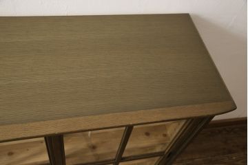 チェストをキャビネットにリメイク!開き戸をガラス入りの引き戸に交換。内部に可動式の棚板を設置。