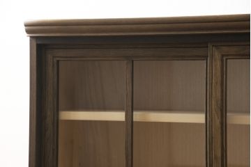 チェストをキャビネットにリメイク!開き戸をガラス入りの引き戸に交換。内部に可動式の棚板を設置。