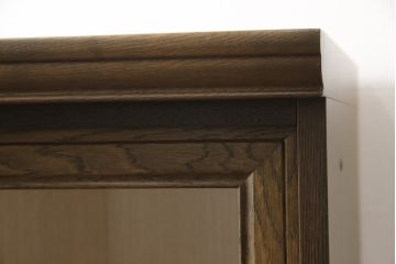 チェストをキャビネットにリメイク!開き戸をガラス入りの引き戸に交換。内部に可動式の棚板を設置。