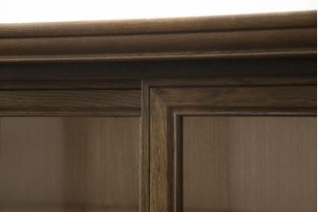 チェストをキャビネットにリメイク!開き戸をガラス入りの引き戸に交換。内部に可動式の棚板を設置。