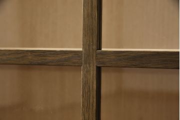 チェストをキャビネットにリメイク!開き戸をガラス入りの引き戸に交換。内部に可動式の棚板を設置。