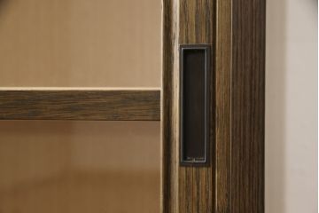 チェストをキャビネットにリメイク!開き戸をガラス入りの引き戸に交換。内部に可動式の棚板を設置。