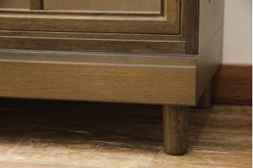 チェストをキャビネットにリメイク!開き戸をガラス入りの引き戸に交換。内部に可動式の棚板を設置。