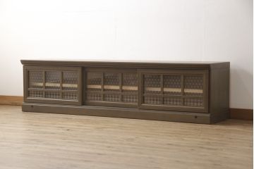 ワードローブとチェストをテレビボードにリメイク!内部に可動式の棚板を設置し、引き戸には模様入りのガラスを使用。新材は元の材に合わせた色味に仕上げ。