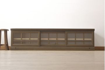 ワードローブとチェストをテレビボードにリメイク!内部に可動式の棚板を設置し、引き戸には模様入りのガラスを使用。新材は元の材に合わせた色味に仕上げ。