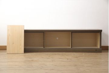 ワードローブとチェストをテレビボードにリメイク!内部に可動式の棚板を設置し、引き戸には模様入りのガラスを使用。新材は元の材に合わせた色味に仕上げ。