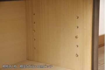 ワードローブとチェストをテレビボードにリメイク!内部に可動式の棚板を設置し、引き戸には模様入りのガラスを使用。新材は元の材に合わせた色味に仕上げ。