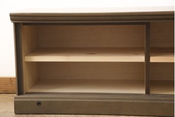 ワードローブとチェストをテレビボードにリメイク!内部に可動式の棚板を設置し、引き戸には模様入りのガラスを使用。新材は元の材に合わせた色味に仕上げ。