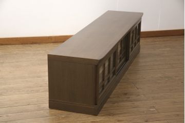 ワードローブとチェストをテレビボードにリメイク!内部に可動式の棚板を設置し、引き戸には模様入りのガラスを使用。新材は元の材に合わせた色味に仕上げ。