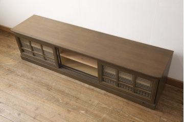 ワードローブとチェストをテレビボードにリメイク!内部に可動式の棚板を設置し、引き戸には模様入りのガラスを使用。新材は元の材に合わせた色味に仕上げ。