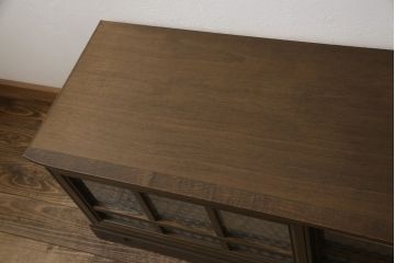ワードローブとチェストをテレビボードにリメイク!内部に可動式の棚板を設置し、引き戸には模様入りのガラスを使用。新材は元の材に合わせた色味に仕上げ。
