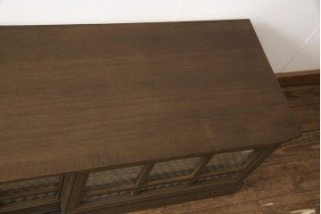 ワードローブとチェストをテレビボードにリメイク!内部に可動式の棚板を設置し、引き戸には模様入りのガラスを使用。新材は元の材に合わせた色味に仕上げ。