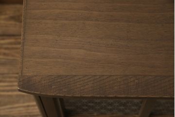 ワードローブとチェストをテレビボードにリメイク!内部に可動式の棚板を設置し、引き戸には模様入りのガラスを使用。新材は元の材に合わせた色味に仕上げ。