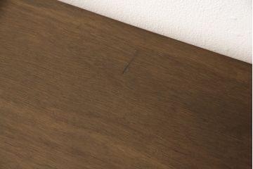 ワードローブとチェストをテレビボードにリメイク!内部に可動式の棚板を設置し、引き戸には模様入りのガラスを使用。新材は元の材に合わせた色味に仕上げ。