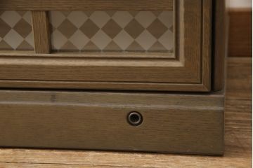 ワードローブとチェストをテレビボードにリメイク!内部に可動式の棚板を設置し、引き戸には模様入りのガラスを使用。新材は元の材に合わせた色味に仕上げ。