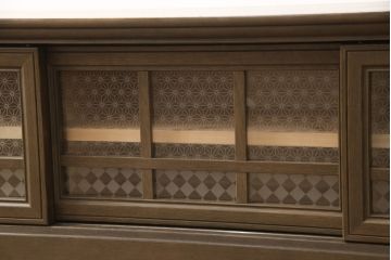 ワードローブとチェストをテレビボードにリメイク!内部に可動式の棚板を設置し、引き戸には模様入りのガラスを使用。新材は元の材に合わせた色味に仕上げ。