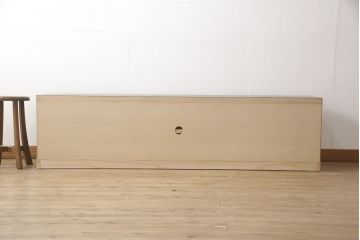 ワードローブとチェストをテレビボードにリメイク!内部に可動式の棚板を設置し、引き戸には模様入りのガラスを使用。新材は元の材に合わせた色味に仕上げ。