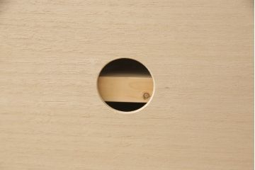 ワードローブとチェストをテレビボードにリメイク!内部に可動式の棚板を設置し、引き戸には模様入りのガラスを使用。新材は元の材に合わせた色味に仕上げ。